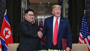 El presidente Donald Trump y el líder norcoreano Kim Jong-un se estrechan la mano tras firmar una declaración conjunta durante su histórica cumbre.