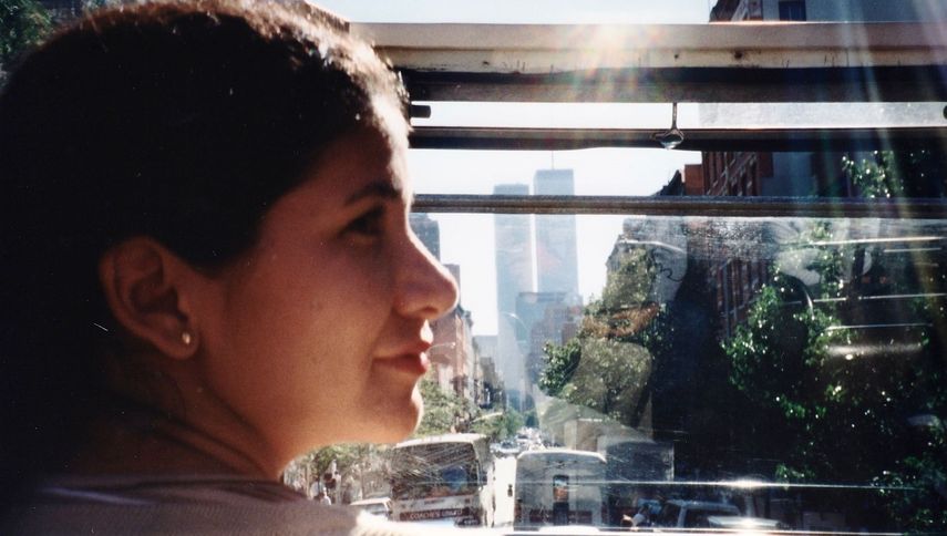 Cynthia Ramírez durante un paseo por Nueva York. Al fondo se observa el World Trace Center, caido en el ataque terrorista del 9 de septiembre de 2001.&nbsp;