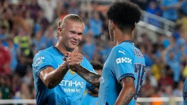 El mediocampista del Manchester City, Nico OReilly, celebra su gol en el duelo amistoso ante el Barcelona con Erling Haaland, el martes 30 de julio del 2024.