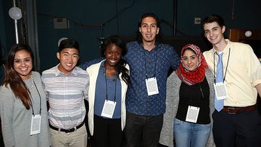 De izquierda a derecha Mackenna Millet, de 21 años, Nathan Flanagan-Frankl, de 21, Tayo Amos, de 21, Jean Paul Isaacs, de 22, Zaineb Abdul-Nabi, de 22, y Bryson Kemp, de 19, posan para un retrato durante los ensayos para la 86a entrega de los Oscar en