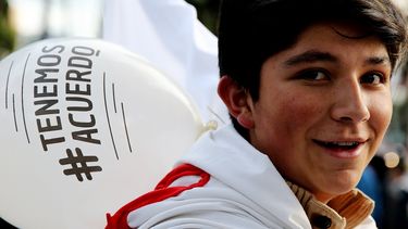 Un grupo de personas celebra el nuevo acuerdo de paz entre el Gobierno de&nbsp;Colombia&nbsp;y las FARC este martes 15 de noviembre de 2016, en Bogotá.