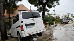 Esta fotografía muestra un vehículo arrasado por las inundaciones tras los aguaceros torrenciales en Els Poblets, al este de España, el 19 de octubre de 2026.