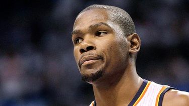 Durant fabricó 27 tantos, incluyendo tres canastas de tres. (AP)