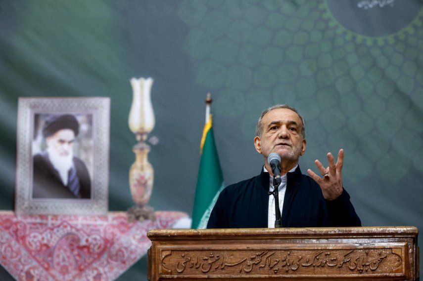 El presidente de Irán, Masoud Pezeshkian, ofrece un discurso en el aniversario de la muerte del exlíder supremo del país, el ayatolá Ruhollah Jomeini, en el mausoleo de este último en Teherán, el 3 de junio de 2025.