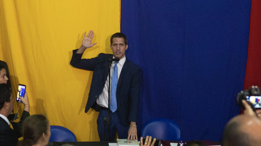 Juan Guaid&oacute;, presidente de la Asamblea Nacional, juramenta tras ser reelegido al cargo con votos de legisladores de oposici&oacute;n en la sede del peri&oacute;dico El Nacional, en Caracas, Venezuela, el domingo 5 de enero de 2020.&nbsp;
