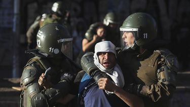 Varios polic&iacute;as detienen a manifestantes durante una protesta en Santiago, Chile, el s&aacute;bado 7 de diciembre de 2019.&nbsp;