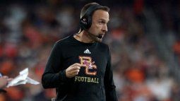 El nuevo entrenador de los Dolphins de Miami, Jeff Hafley, en ese momento con los Boston College Eagles, observa durante el segundo cuarto de un juego contra los Syracuse Orange en el JMA Wireless Dome, el 3 de noviembre de 2023. El nuevo entrenador de los Dolphins de Miami, Jeff Hafley, en ese momento con los Boston College Eagles, observa durante el segundo cuarto de un juego contra los Syracuse Orange en el JMA Wireless Dome, el 3 de noviembre de 2023.