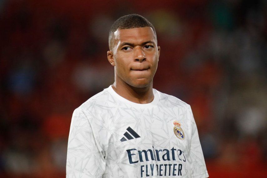 Kylian Mbappé, del Real Madrid, antes del inicio de un partido de la Liga española entre Mallorca y Real Madrid en el estadio Son Moix en Palma de Mallorca, España, el domingo 18 de agosto de 2024.