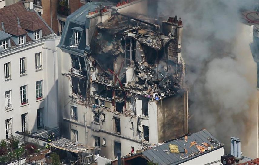 Vista general de los daños ocasionados tras una explosión en un edificio residencial del centro de París, Francia. Cinco personas resultaron heridas leves por la explosión de una bombona de gas en un edificio del centro de París, que obligó a evacuar e