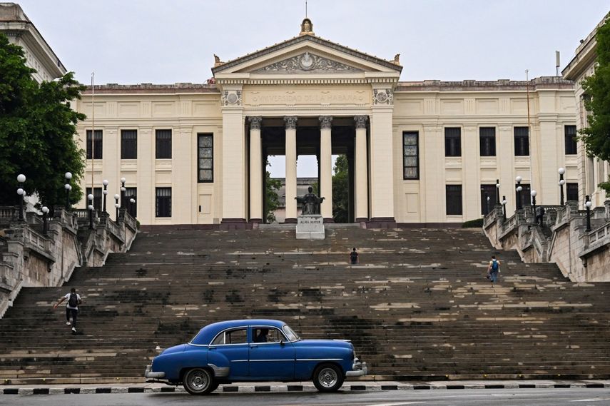 Un viejo automóvil estadounidense circula frente a la Universidad de La Habana, en La Habana, el 4 de junio de 2025.&nbsp;