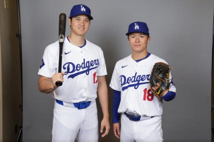 El bateador designado de los Dodgers de Los Ángeles, Shohei Ohtani, izquierda, y el lanzador abridor Yoshinobu Yamamoto posan para una fotografía durante un día de fotografía de béisbol de entrenamiento de primavera de la MLB el miércoles 21 de febrero de 2024 en Phoenix.&nbsp;