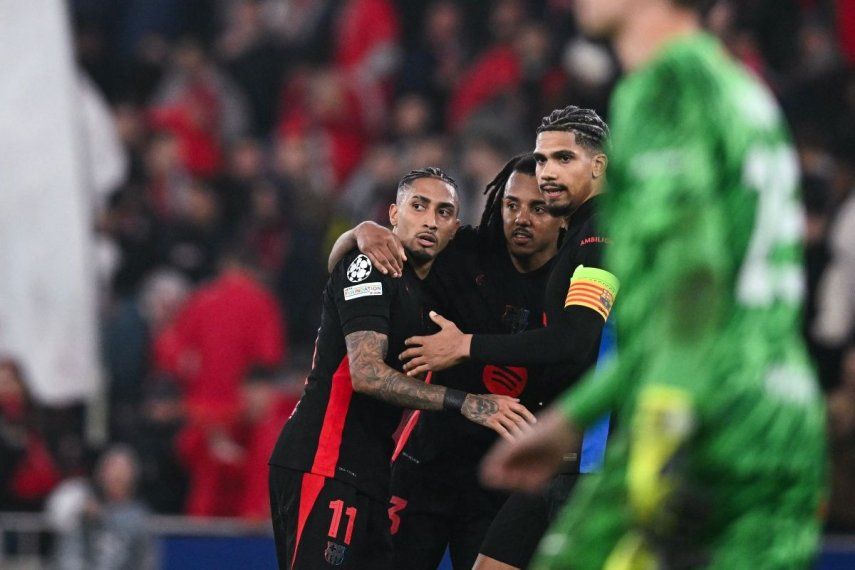 Jugadores del Barcelona celebran el único gol del equipo en un partido contra el Benfica, el 5 de marzo de 2025.