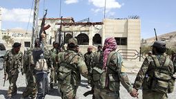 Miembros del ejército sirio celebran la toma de la ciudad de al-Sarkha cerca de la capital, Damasco, Siria hoy 14 de abril de 2014. Según fuentes oficiales el ejercito sirio ha retomado el control de la ciudad que antes estaba en manos del grupo chií l