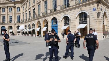 La policía rodea la joyería de lujo de la marca italiana Bulgari, tras un atraco en París.