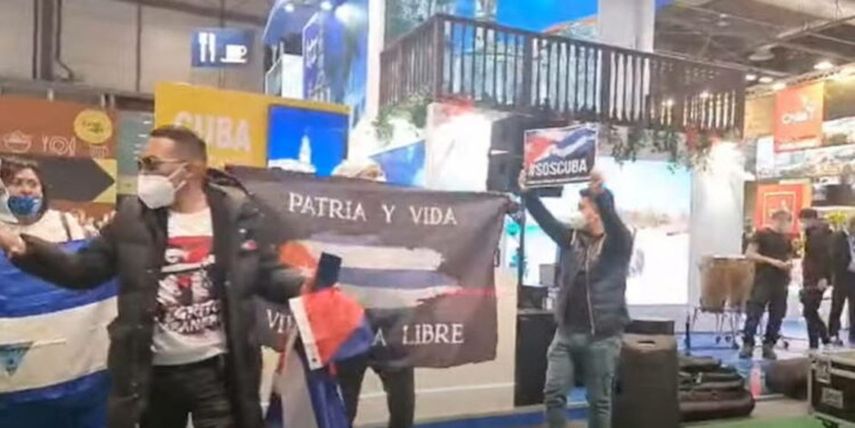 Exiliados protestan frente a stand del régimen cubano en Fitur.