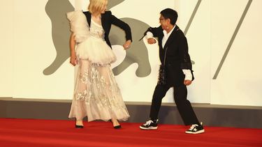 La directora Ann Hui, derecha, y la presidenta del jurado Cate Blanchett chocan codos en la alfombra roja del Festival de Venecia.&nbsp;