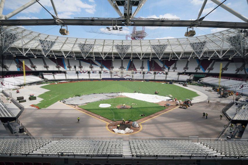 Una vista general del London Stadium, casa del West Ham United, mientras se transforma el terreno de juego en un diamante de béisbol, el jueves 15 de junio de 2023.&nbsp;
