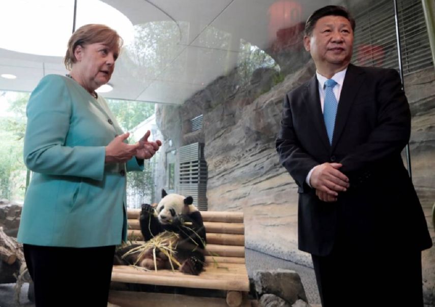 Agradezco a China todo lo que ha hecho por la conservación del medio ambiente. Vamos a hacer todo lo posible para que los dos pandas se sientan bien en Berlín, agregó Merkel tan solo unos minutos antes de que se corriera una cortina y se pudiese contemplar a los animales tras una cristalera comiendo bambú.