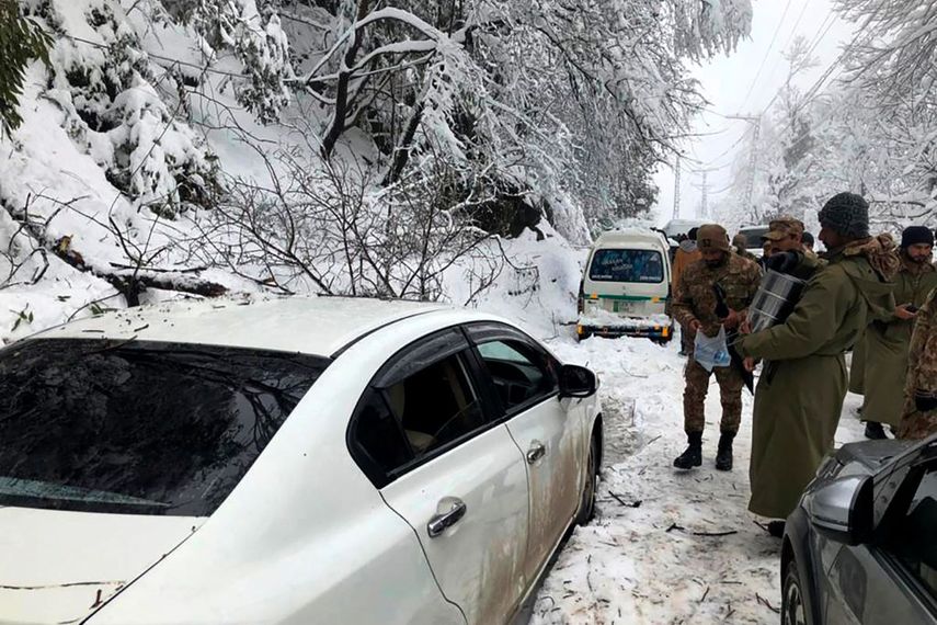 En esta fotografía facilitada por Inter Services Public Relations, soldados de ejército de Pakistán participan en una operación de rescate luego de una nevada fuerte en Murree, 45 kilómetros (28 millas) al norte de la capital paquistaní de Islamabad, el sábado 8 de enero de 2022.&nbsp;