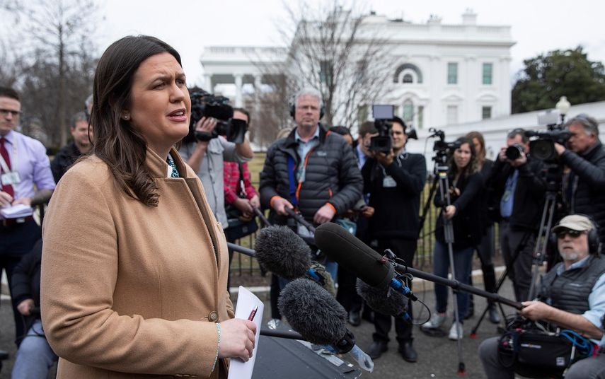 La portavoz de la Casa Blanca, Sarah Sanders, ofrece una rueda de prensa en el Capitolio, en Washington.