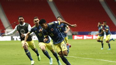 Luis Díaz (14), de la selección de Colombia, festeja luego de anotar el tercer tanto ante Perú, en el partido por el tercer sitio de la Copa América, disputado el viernes 9 de julio de 2021.&nbsp;
