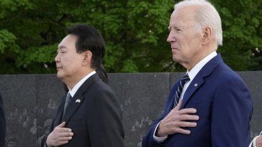 El presidente de Estados Unidos, Joe Biden, y el presidente de Corea del Sur, Yoon Suk Yeol, tras colocar una ofrenda floral en el Monumento a los Veteranos de la Guerra de Corea en Washington, el martes 25 de abril de 2023.&nbsp;
