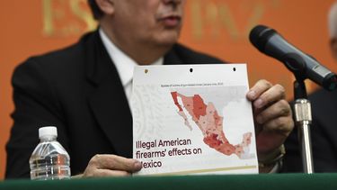 El canciller mexicano Marcelo Ebrard sostiene un gr&aacute;fico mientras habla durante una conferencia de prensa en la embajada de M&eacute;xico en Washington el martes 10 de septiembre de 2019.&nbsp;