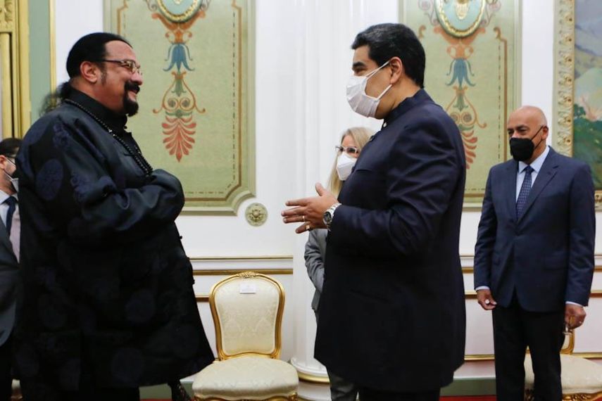 El actor estadounidense Steven Seagal se reunió con el dictador venezolano Nicolás Maduro, en Caracas, Venezuela.