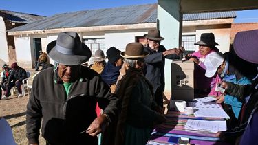 Indígenas votan en un colegio electoral durante las elecciones presidenciales en la comunidad de Kentupata, en Laja, departamento de La Paz, Bolivia, el 17 de agosto de 2025. Los bolivianos acuden a las urnas el domingo para unas elecciones marcadas por una profunda crisis económica que ha visto a la izquierda colapsar y a la derecha aspirar a su primer intento de poder en 20 años. (Foto de AIZAR RALDES / AFP)