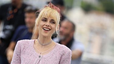 La directora, guionista y productora estadounidense Kristen Stewart posa durante la sesión fotográfica de la película The chronology of water en la 78.ª edición del Festival de Cine de Cannes, en Cannes, sur de Francia, el 16 de mayo de 2025.