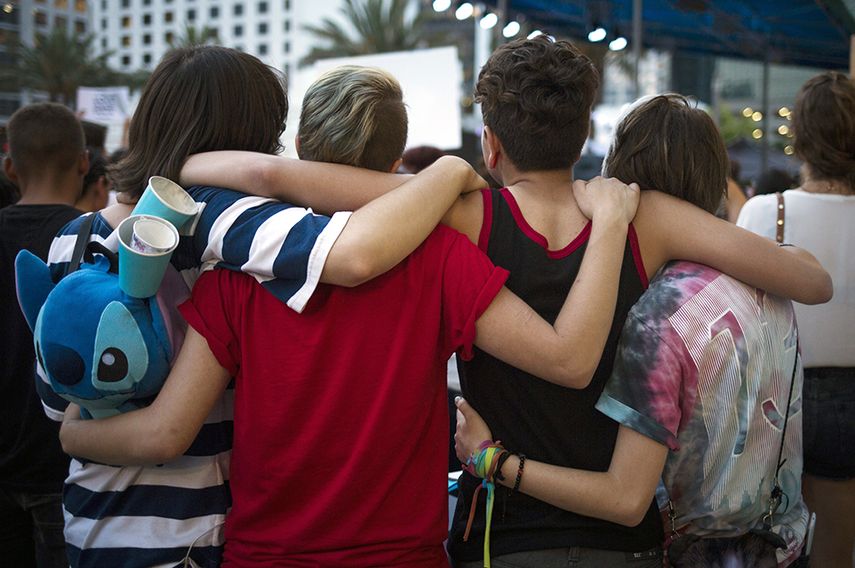 Amigos y familiares de jóvenes asesinados participan en una vigilia en Orlando. (EFE)