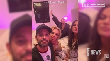 Kim y Klhoé Kardashian junto a Britney Spears y el mánager Cade Hudson.