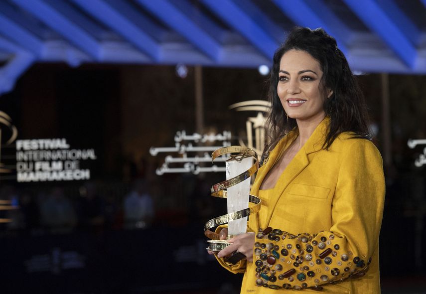 En esta foto de archivo, la actriz y cineasta marroquí Maryam Touzani posa con el Premio del Jurado durante la ceremonia de clausura del 19º Festival Internacional de Cine de Marrakech el 19 de noviembre de 2022.