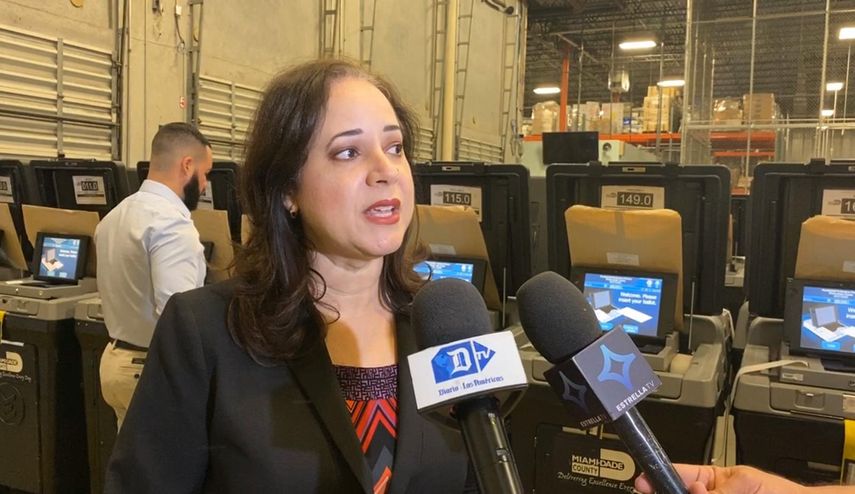 Suzy Trutie, portavoz del Departamento de Elecciones de Miami-Dade&nbsp;revisa&nbsp;una de las m&aacute;quinas contadoras de votos.