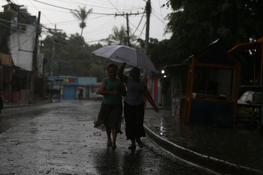 Dos mujeres caminan por el barrio La ciénaga en Santo Domingo, República Dominicana.