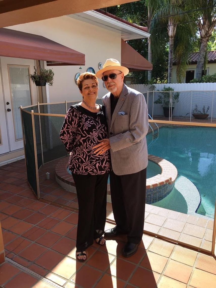 La comisionada Rebeca Sosa con su esposo, Armando Sosa.