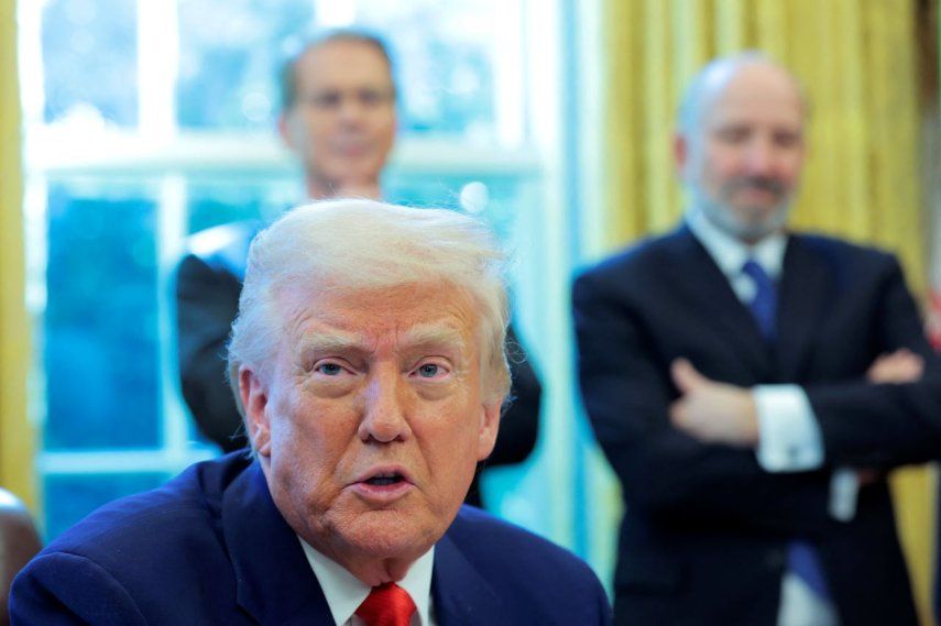 El presidente de Estados Unidos, Donald Trump, habla con los periodistas mientras firma órdenes ejecutivas en el Despacho Oval de la Casa Blanca el 9 de abril de 2025 en Washington, DC.