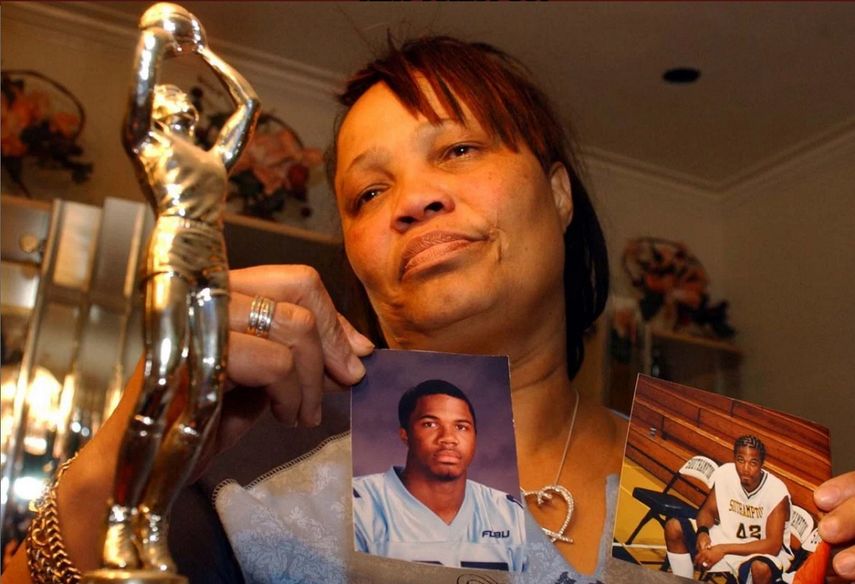 La madre de Tafare Berryman muestra fotos de su hijo.