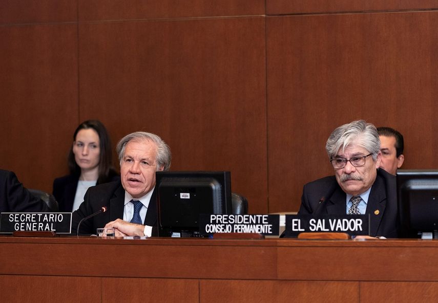 Luis Almagro (izq.), secretario general de la OEA, junto al salvadoreño Carlos Alberto Calles,&nbsp;presidente del Consejo Permanente del organismo regional.
