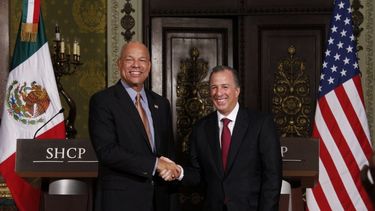 Meade recibió a Johnson en sus oficinas del Palacio Nacional, sede del Ejecutivo mexicano, donde ambos revisaron los avances logrados en las principales iniciativas bilaterales en materia aduanera, indicó la Secretaría de Hacienda en un boletín