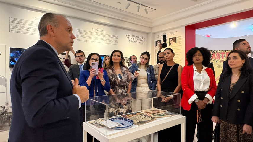 Becarios del Instituto para la Libertad en las Américas recorren el Museo Americano de la Diáspora Cubana en Miami.