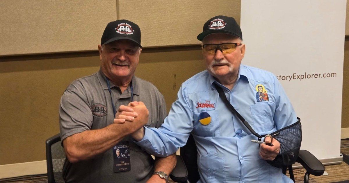 Cubanoamericano veterano confecciona guayabera de Lech Walesa para su gira norteamericana