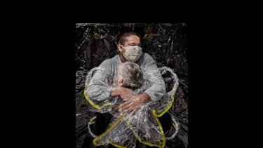 Imagen emblemática del COVID-19 gana el World Press Photo 2021.