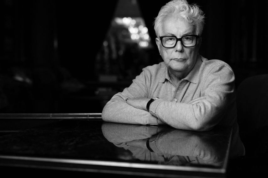 El autor galés y francés de thrillers y novelas históricas, Ken Follett, posa durante una sesión de fotos en París el 19 de noviembre de 2025.