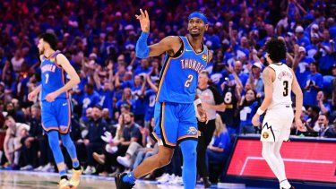 Shai Gilgeous-Alexander #2 del Oklahoma City Thunder reacciona tras anotar durante el último cuarto de un partido contra los Denver Nuggets en el séptimo partido de la segunda ronda de los playoffs de la NBA de la Conferencia Oeste en el Paycom Center el 18 de mayo de 2025 en Oklahoma City, Oklahoma.