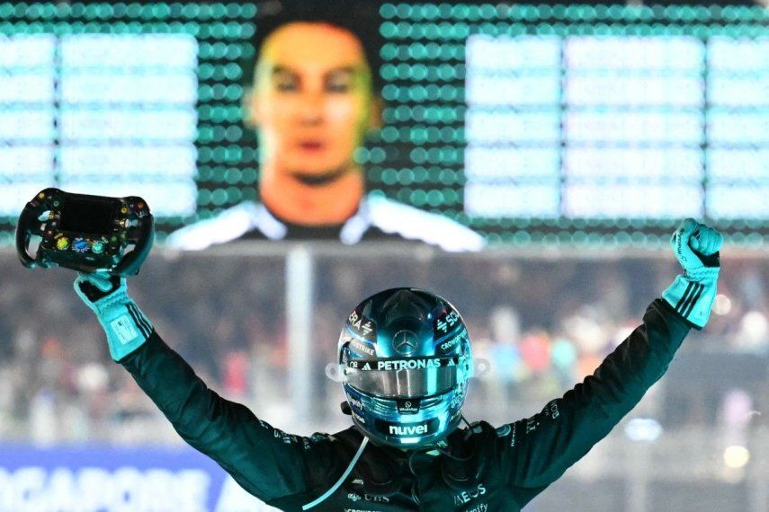 El piloto británico de Mercedes, George Russell, celebra su victoria tras la carrera nocturna del Gran Premio de Fórmula 1 de Singapur en el circuito urbano de Marina Bay, Singapur, el 5 de octubre de 2025.