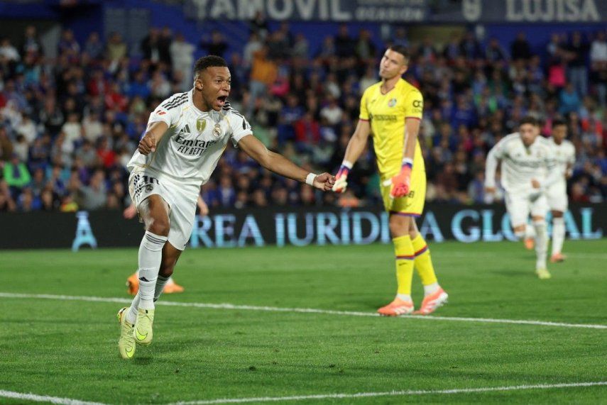 El delantero francés #10 del Real Madrid, Kylian Mbappé, celebra el primer gol de su equipo durante el partido de la liga española entre el Getafe CF y el Real Madrid CF en el Estadio Coliseum Alfonso Pérez en Getafe el 19 de octubre de 2025. 