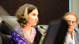 La bloguera cubana Yoani Sánchez. A su lado observa el periodista dominicano Óscar Haza.