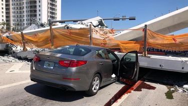 Vista de uno de los autos que quedó atrapado bajo la estructura del puente peatonal que colapsó frente a la Universidad Internacional de la Florida, en Miami.