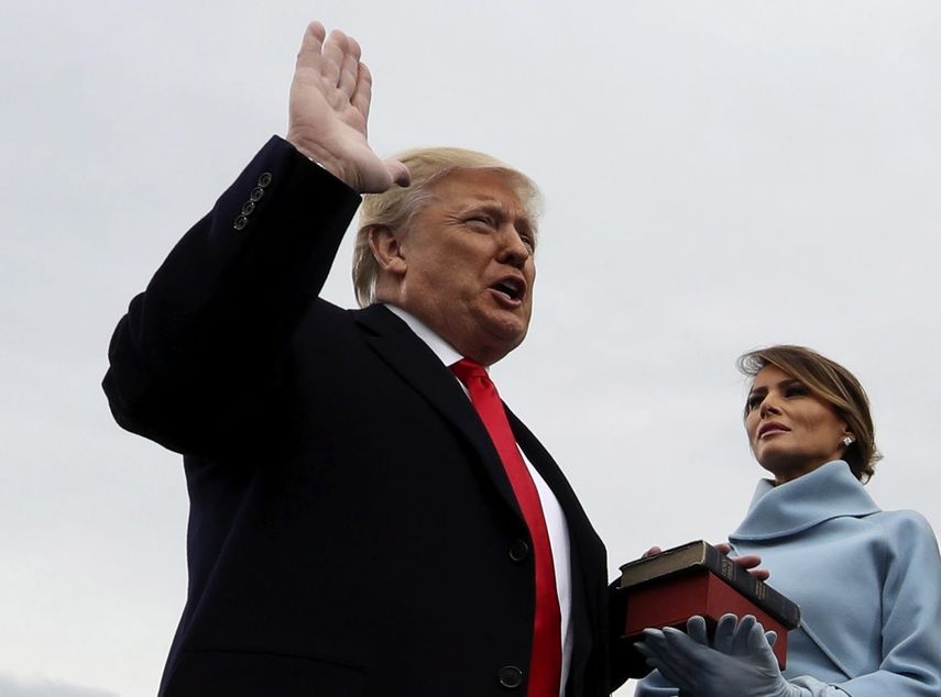 Donald Trump en el momento de su juramentación. (ARCHIVO)